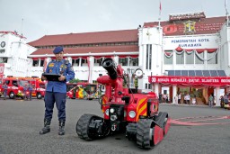 Robot Pemadam Kebakaran Milik Pemkot Surabaya dapat Terobos Api di Kalang Minyak 