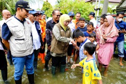 Tinjau Banjir di Lamongan, Gubernur Khofifah Pastikan Penanganan Dilakukan Cepat